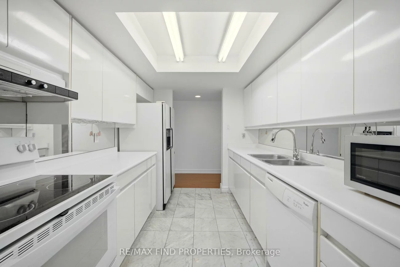 33, University, Waterfront Communities C1, Toronto