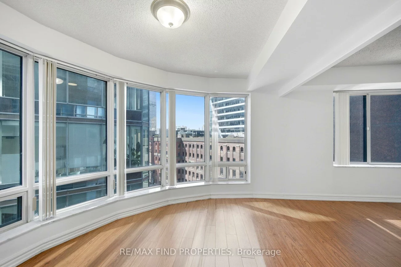 33, University, Waterfront Communities C1, Toronto
