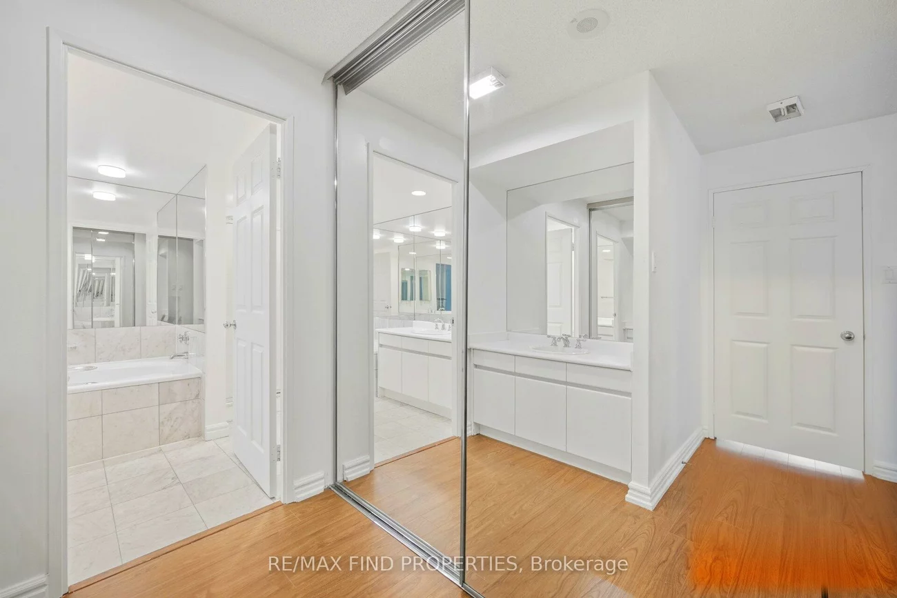33, University, Waterfront Communities C1, Toronto