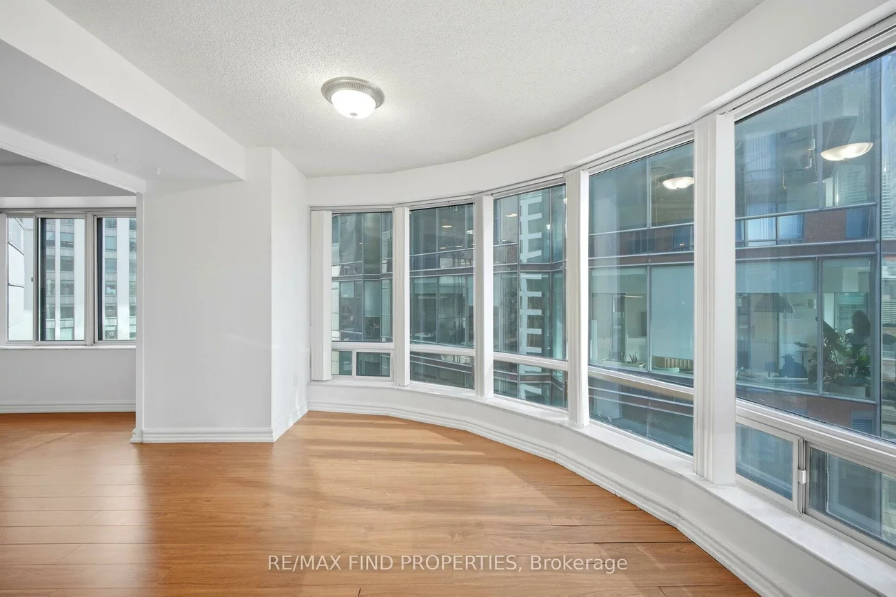 33, University, Waterfront Communities C1, Toronto