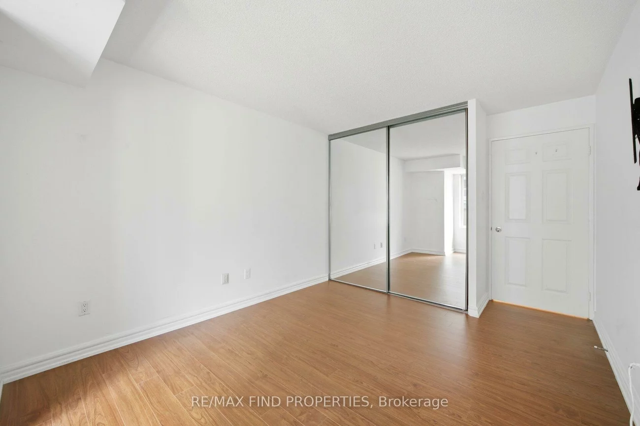 33, University, Waterfront Communities C1, Toronto