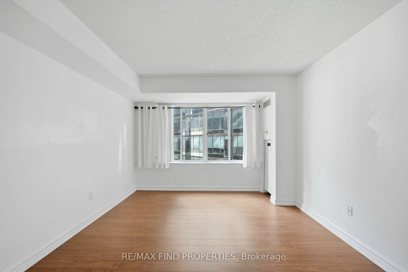 33, University, Waterfront Communities C1, Toronto