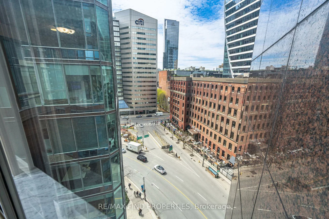 33, University, Waterfront Communities C1, Toronto