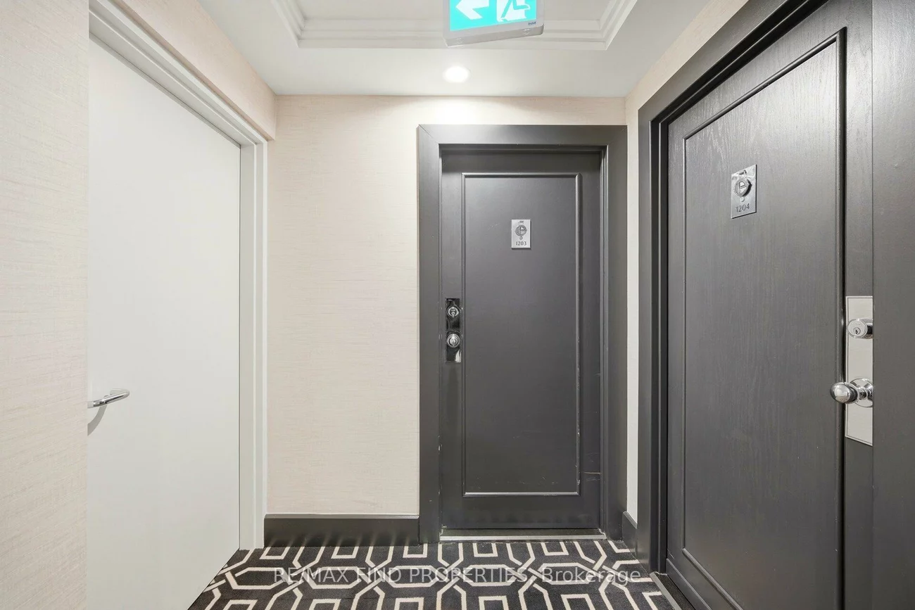 33, University, Waterfront Communities C1, Toronto