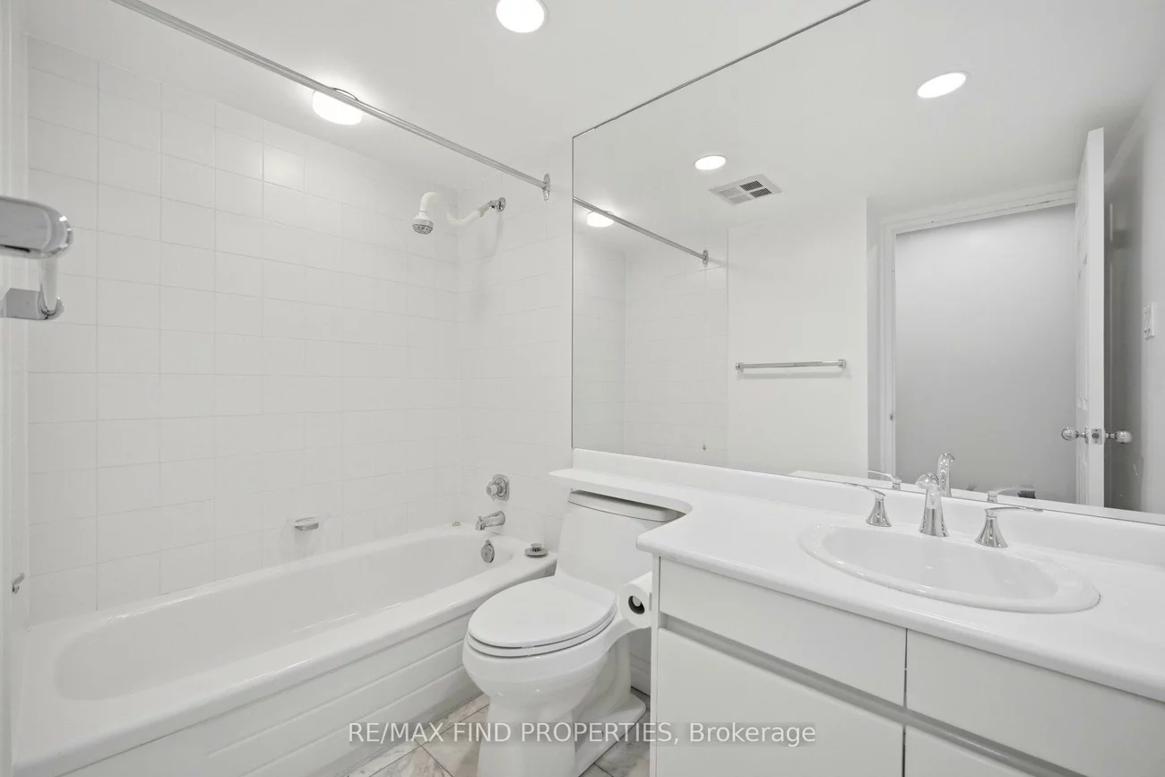 33, University, Waterfront Communities C1, Toronto