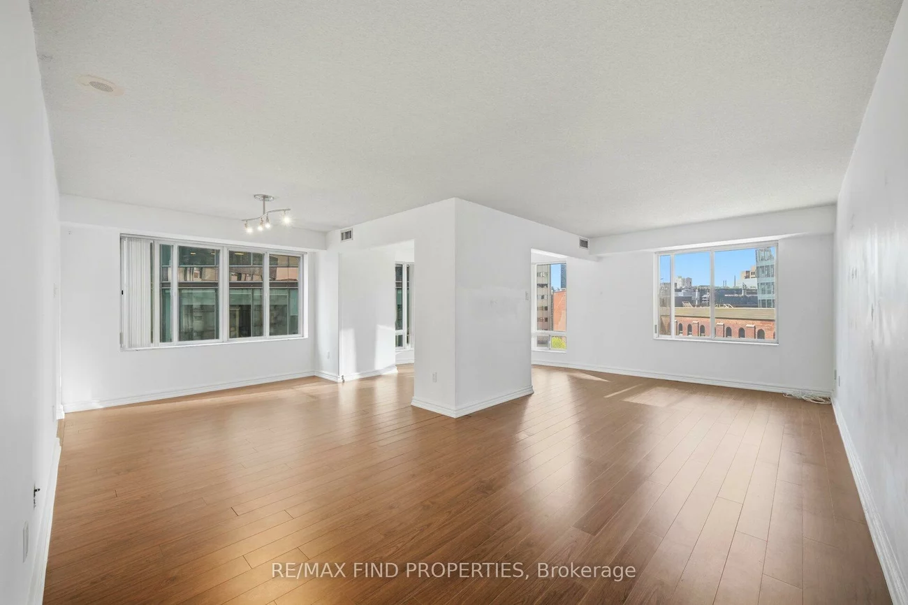 33, University, Waterfront Communities C1, Toronto