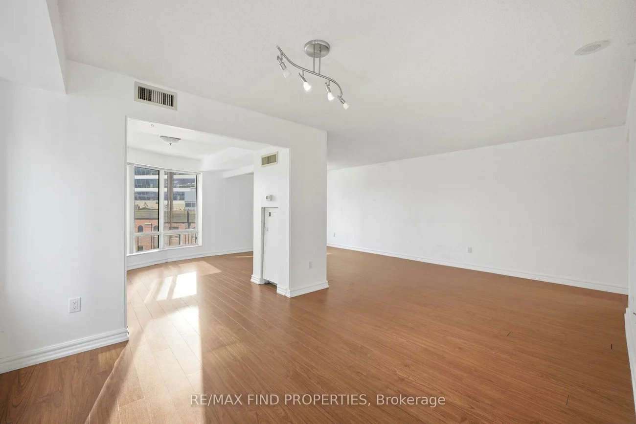 33, University, Waterfront Communities C1, Toronto