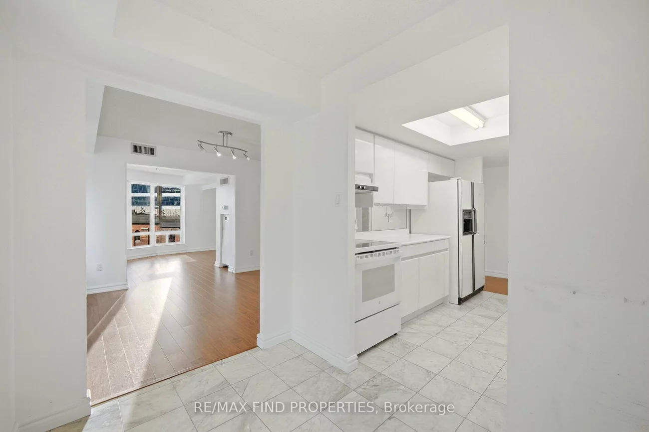 33, University, Waterfront Communities C1, Toronto