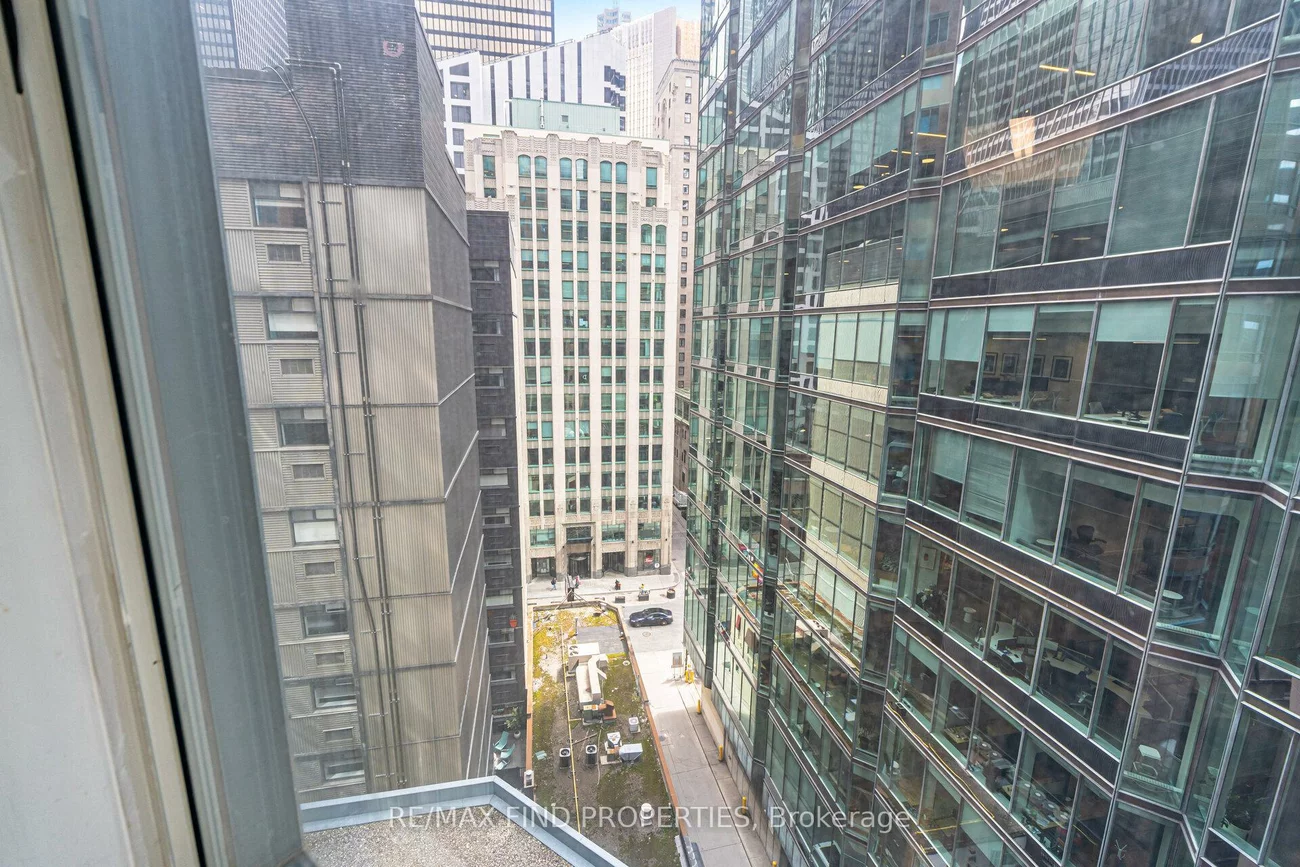33, University, Waterfront Communities C1, Toronto