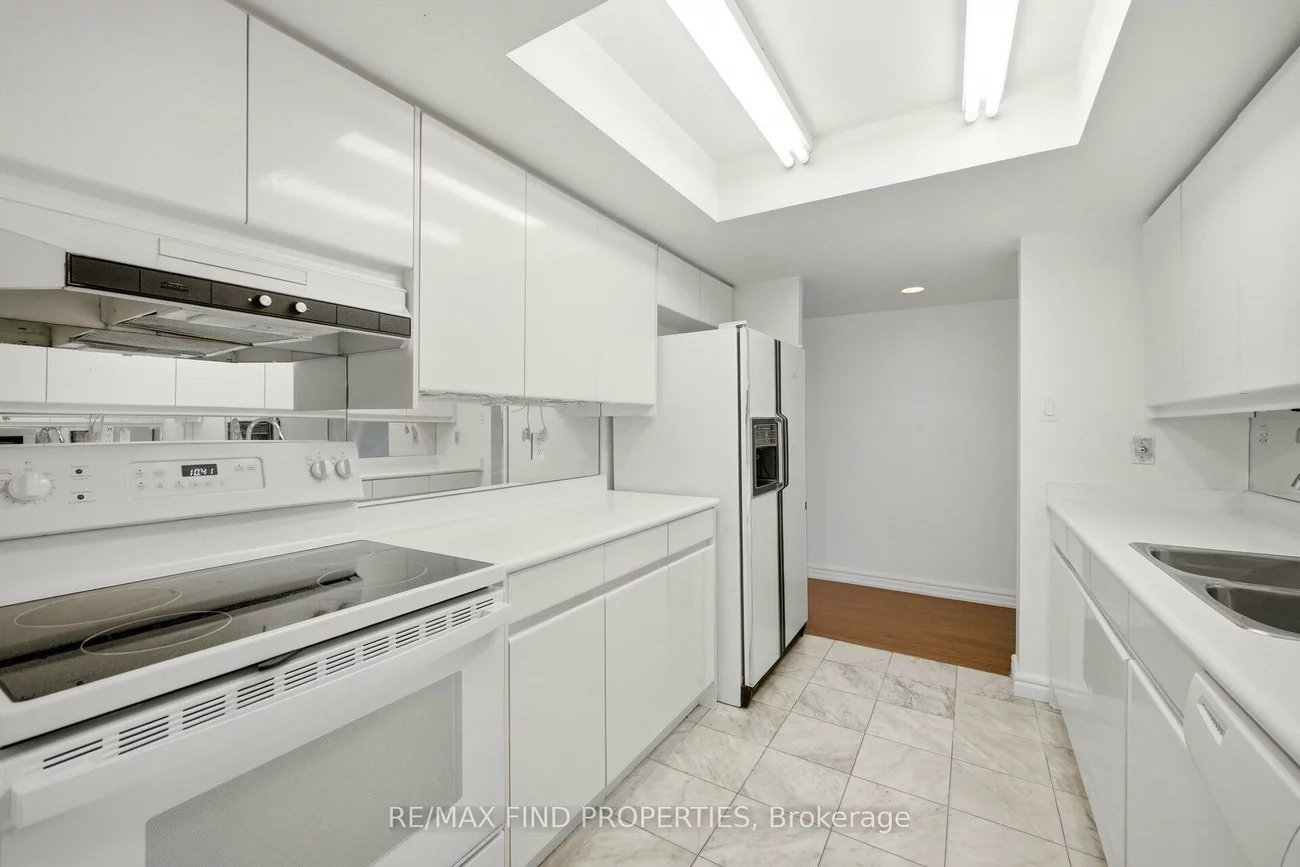33, University, Waterfront Communities C1, Toronto
