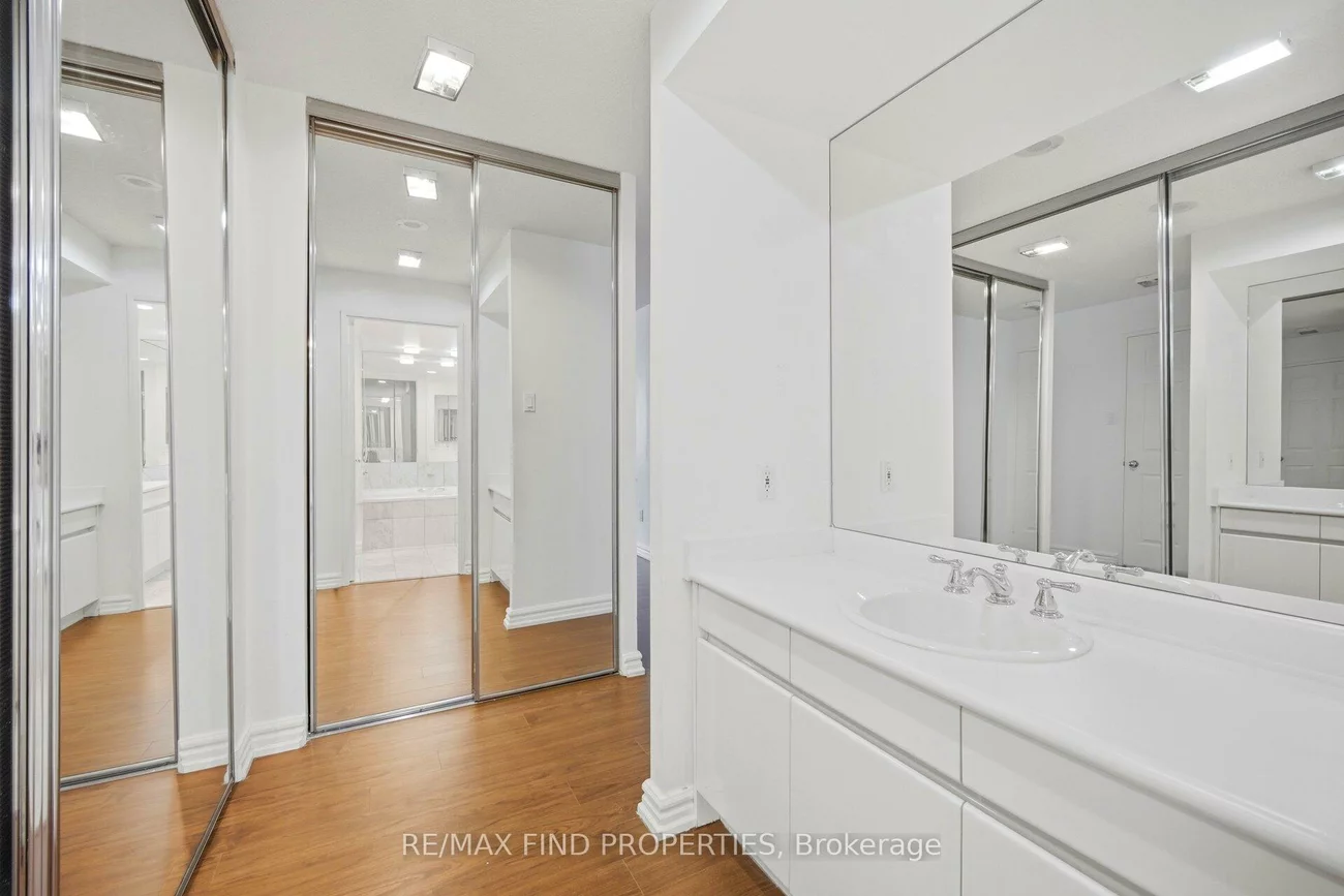 33, University, Waterfront Communities C1, Toronto