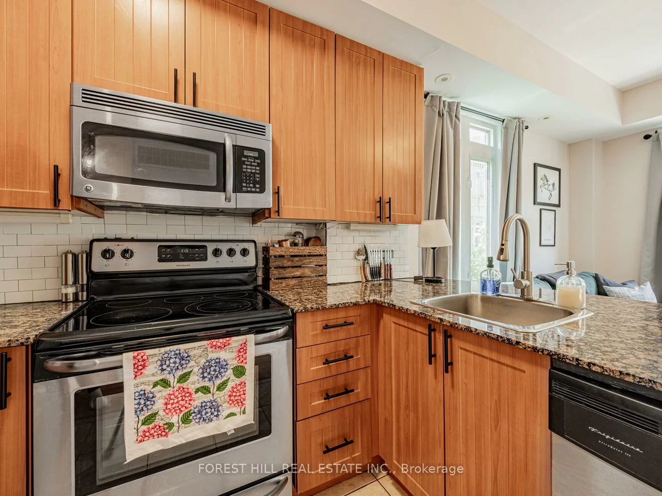 68, Carr, Kensington-Chinatown, Toronto