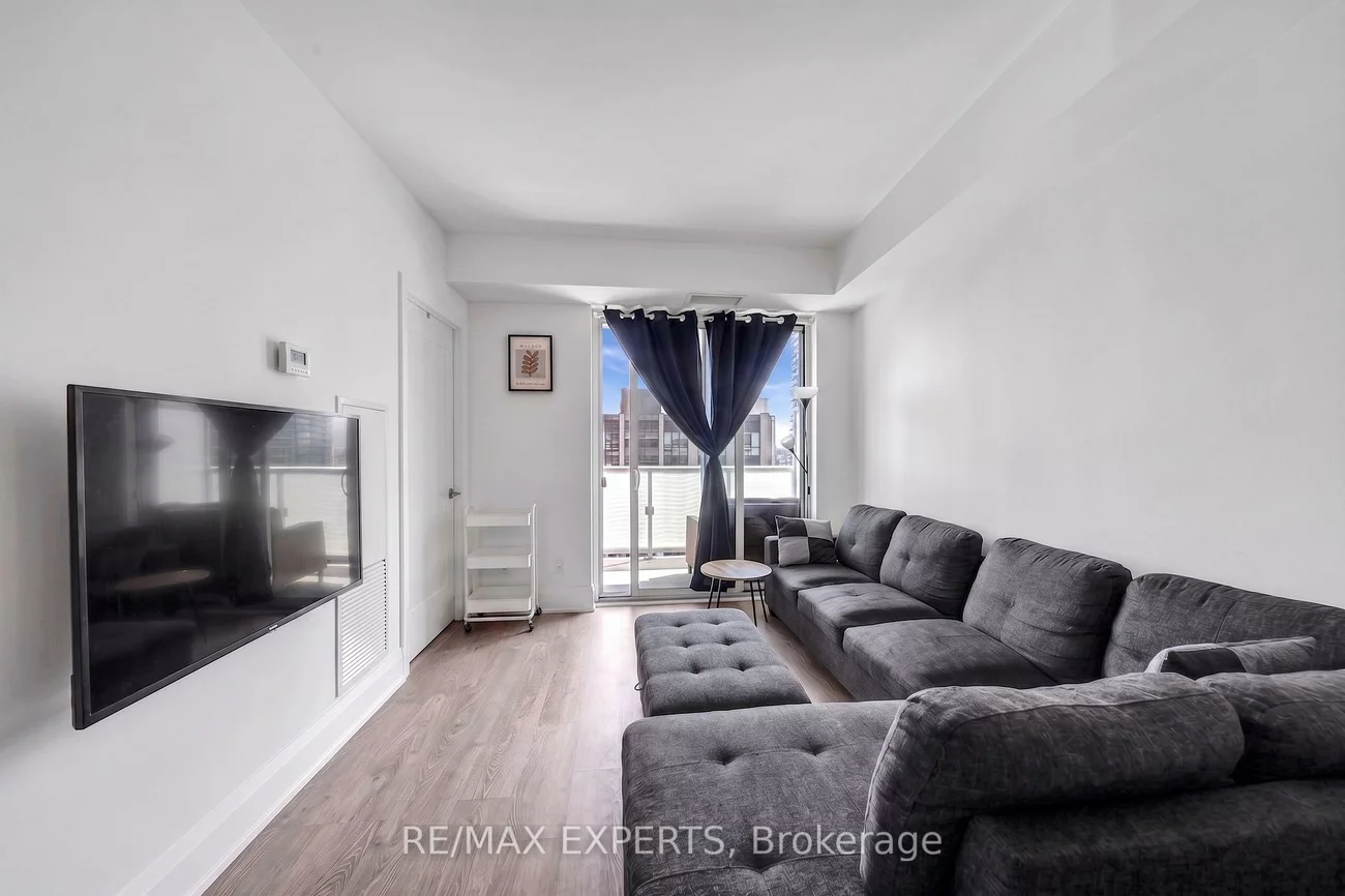 101, Erskine, Mount Pleasant West, Toronto