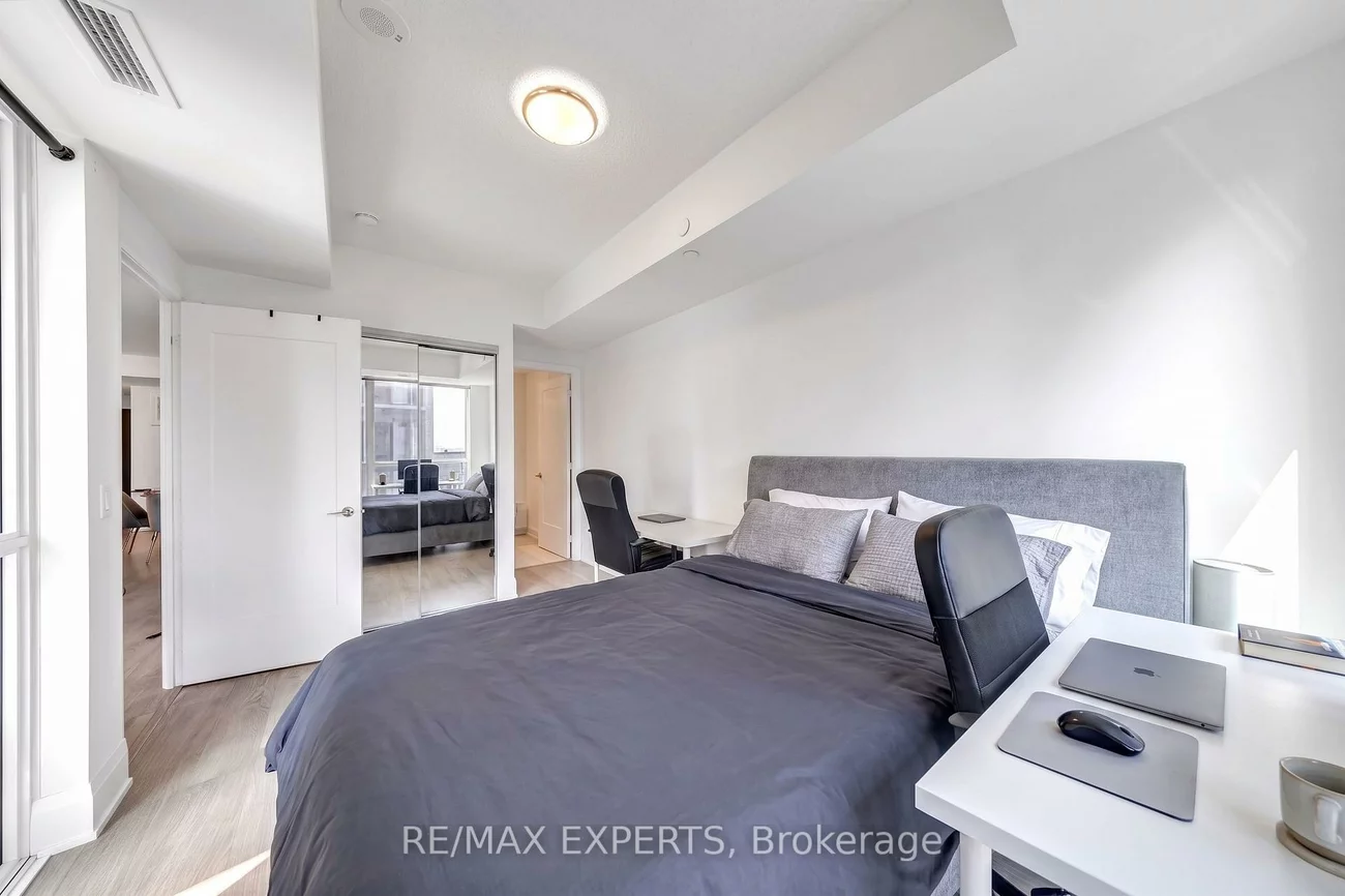 101, Erskine, Mount Pleasant West, Toronto