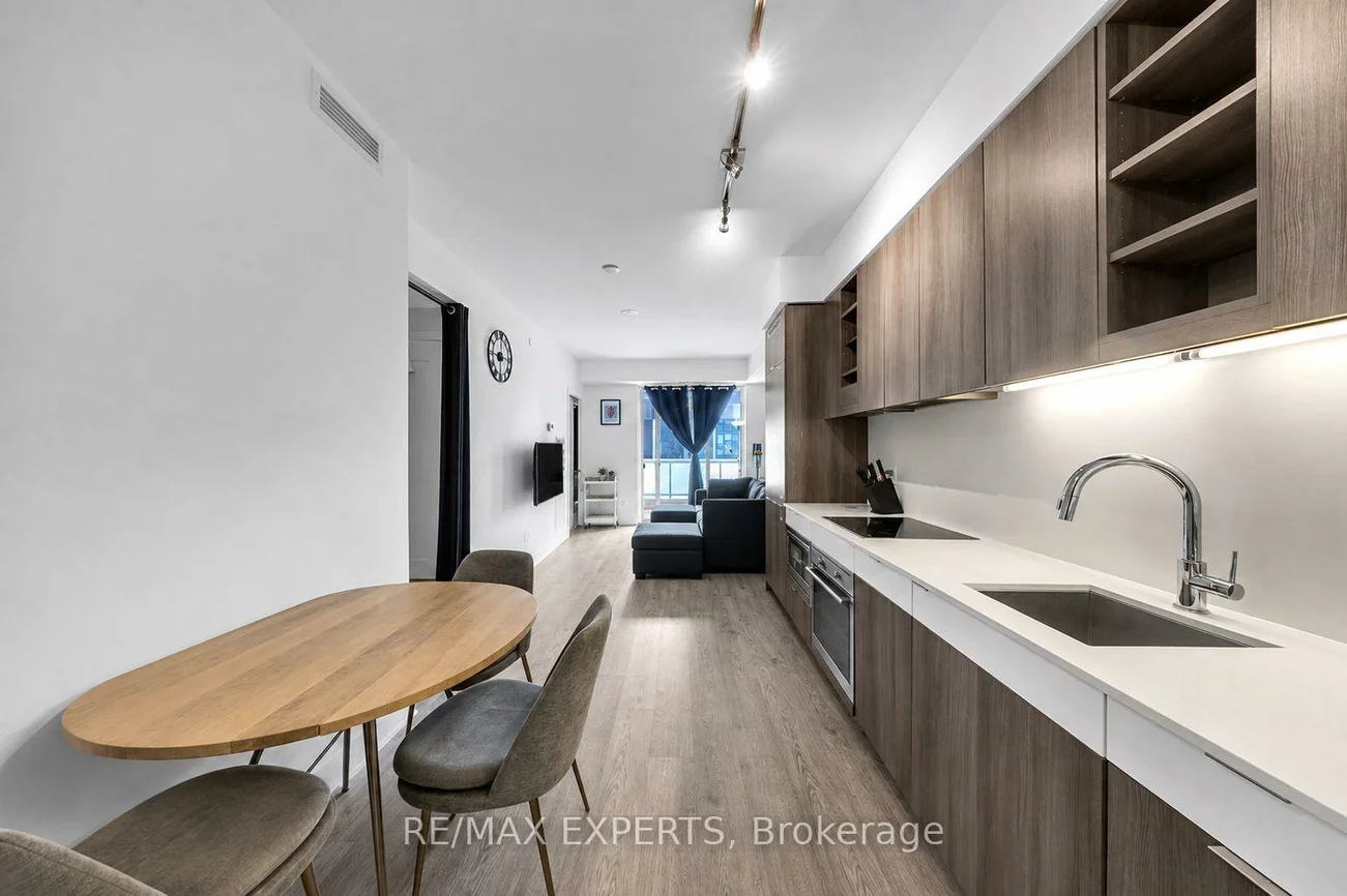 101, Erskine, Mount Pleasant West, Toronto