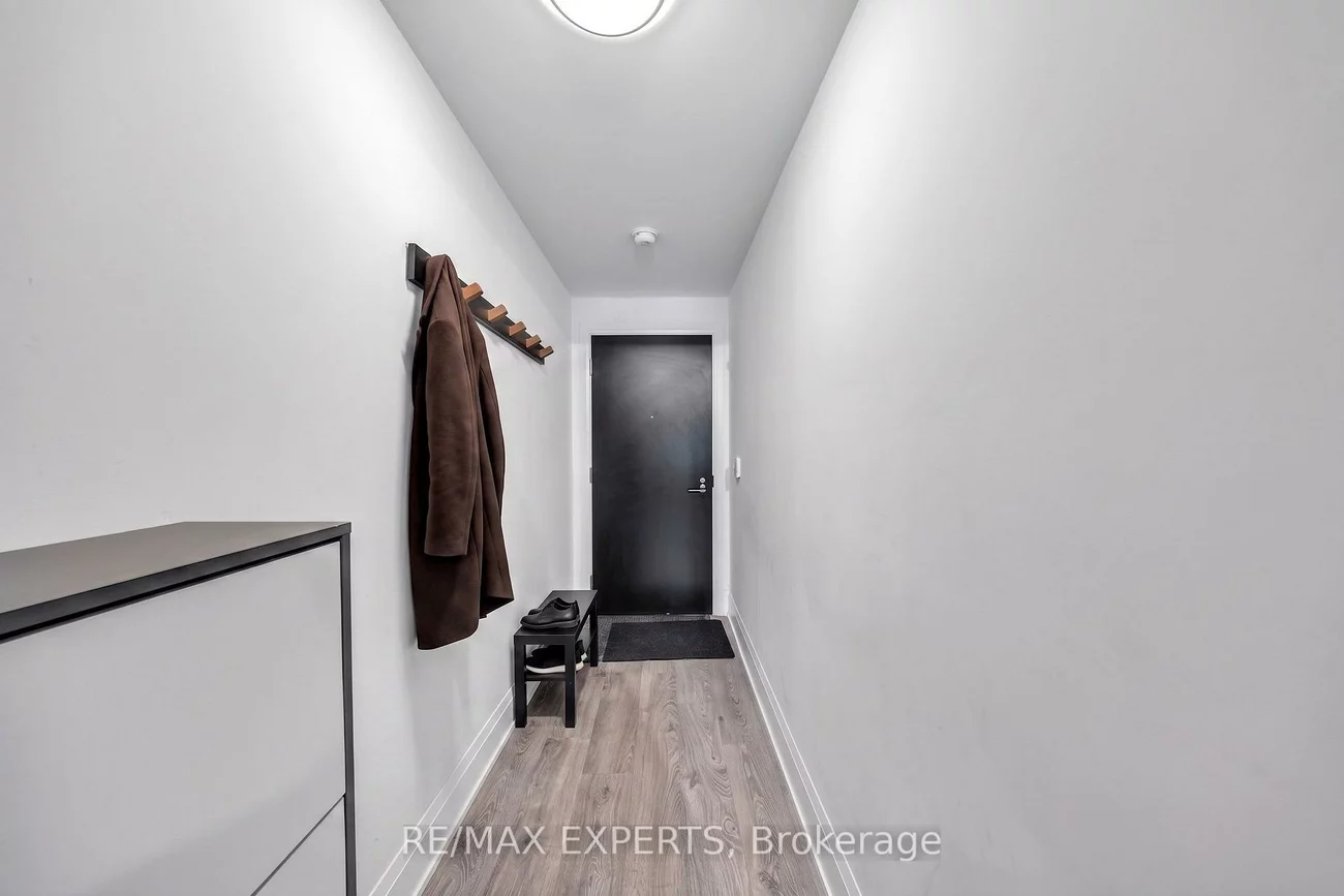 101, Erskine, Mount Pleasant West, Toronto