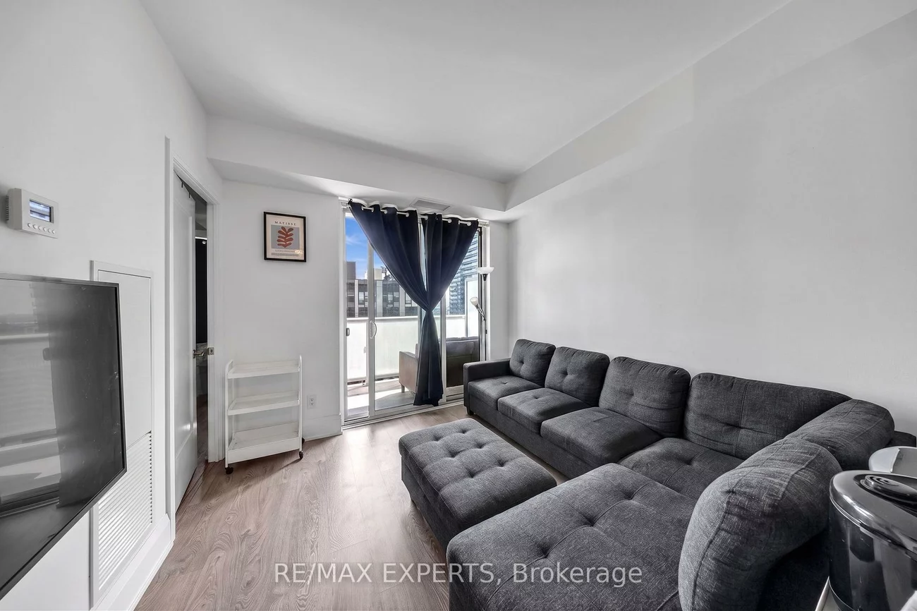 101, Erskine, Mount Pleasant West, Toronto
