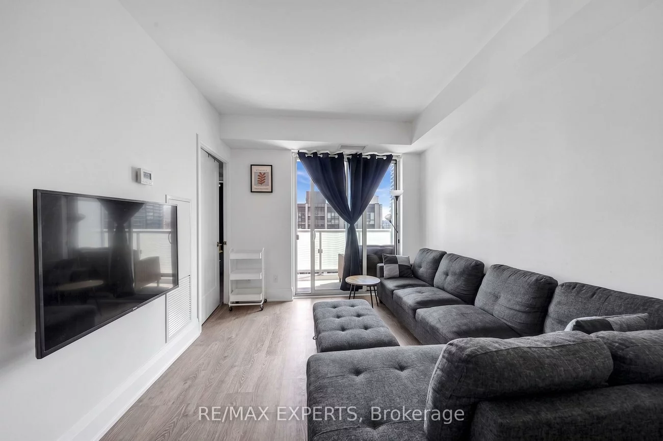 101, Erskine, Mount Pleasant West, Toronto