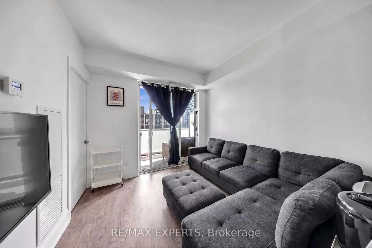 101, Erskine, Mount Pleasant West, Toronto