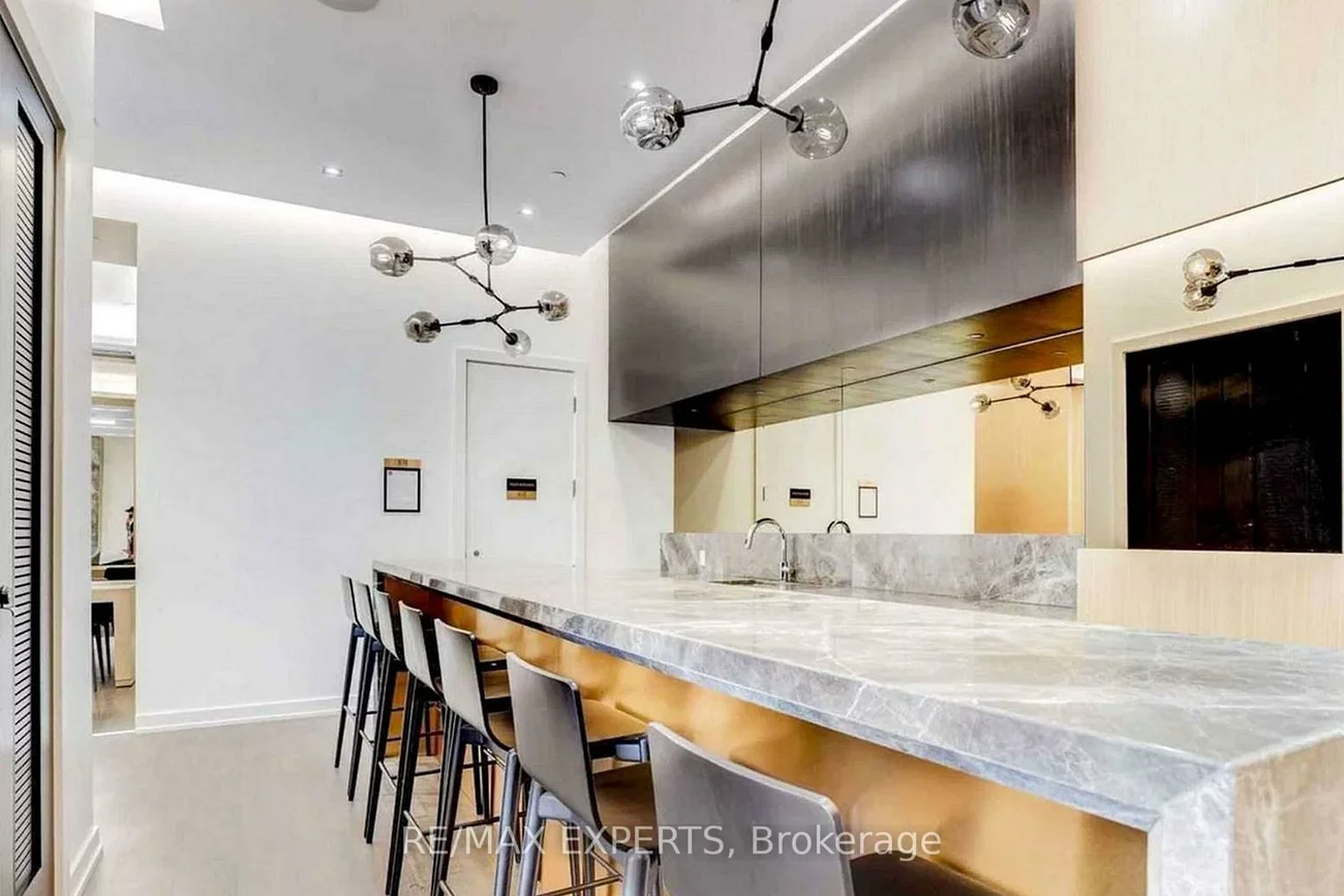 101, Erskine, Mount Pleasant West, Toronto