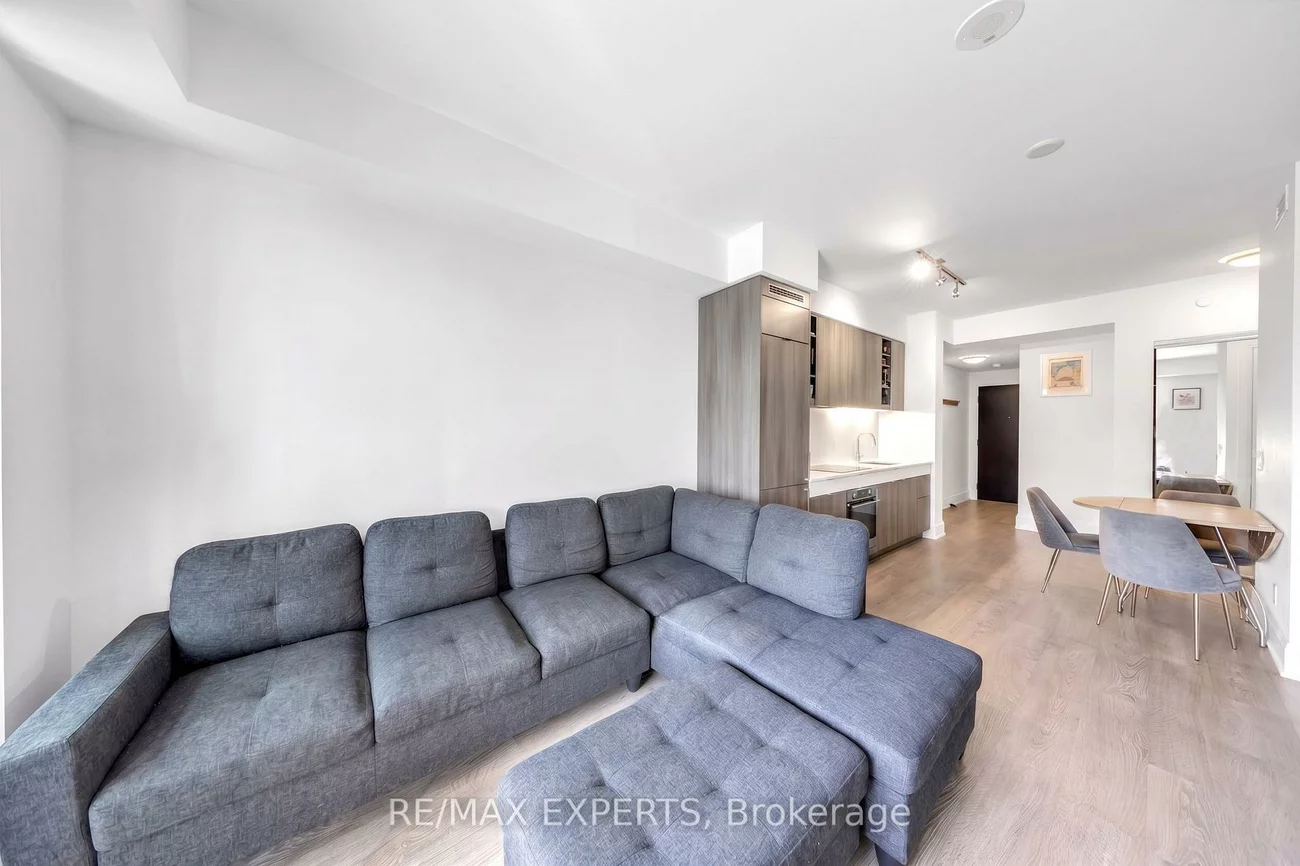 101, Erskine, Mount Pleasant West, Toronto