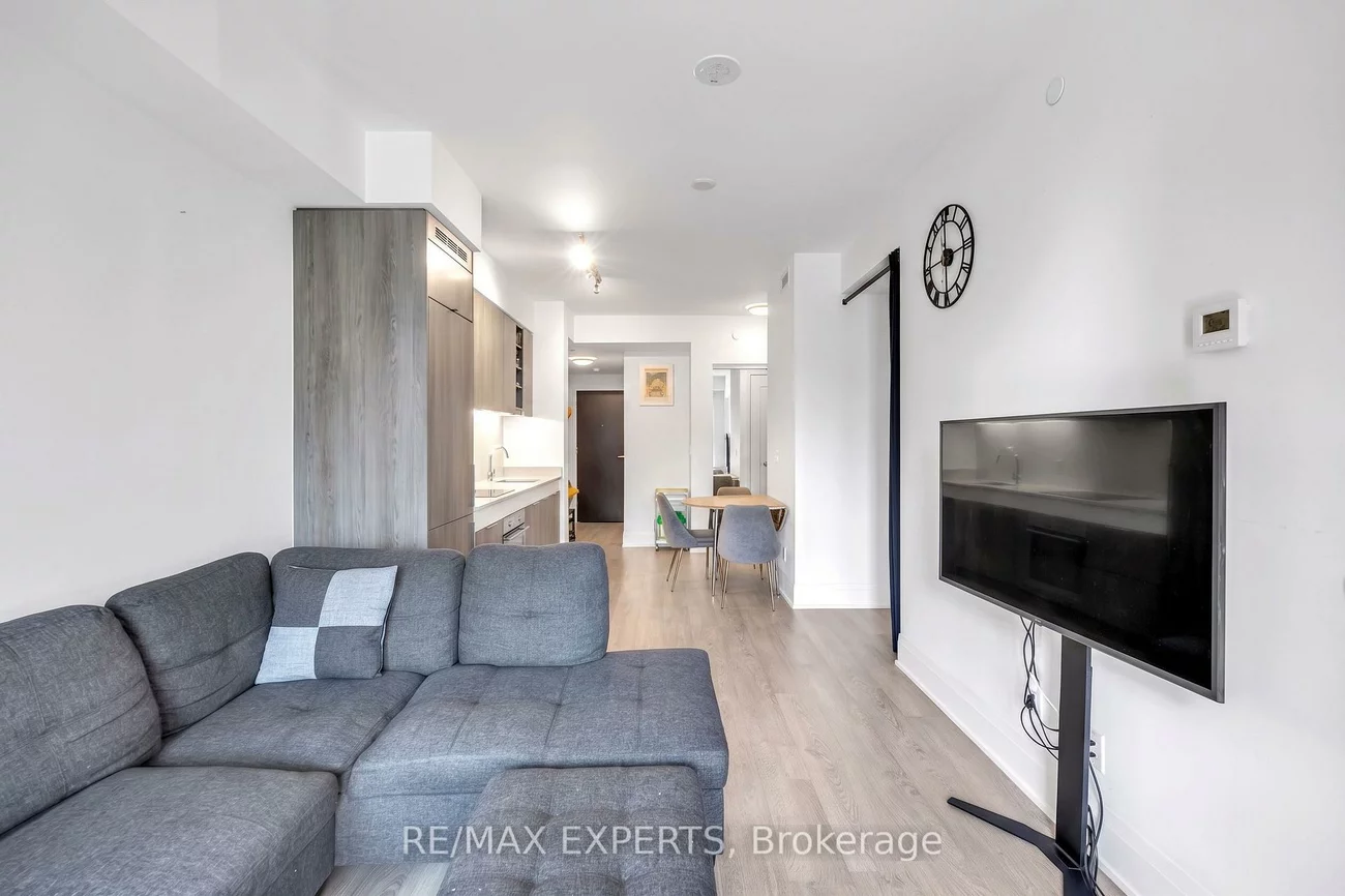 101, Erskine, Mount Pleasant West, Toronto