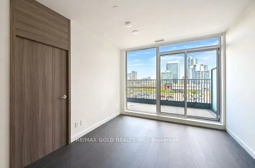 75, Billes, Bayview Village, Toronto