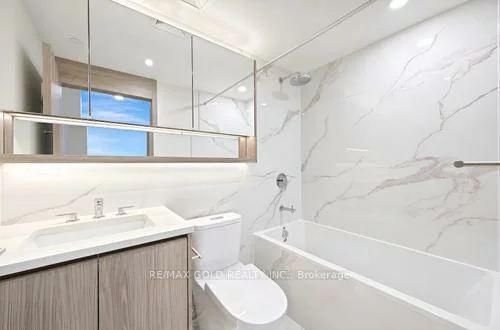 75, Billes, Bayview Village, Toronto