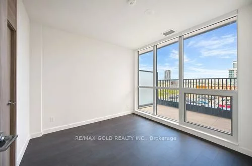75, Billes, Bayview Village, Toronto