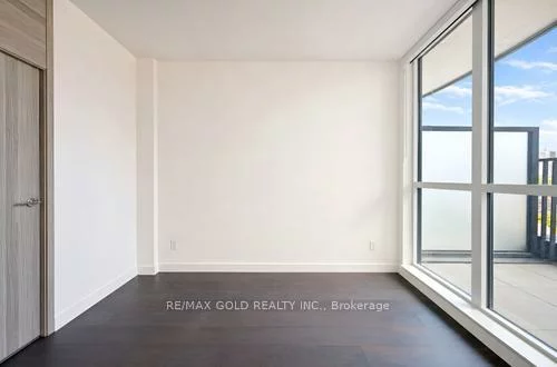 75, Billes, Bayview Village, Toronto