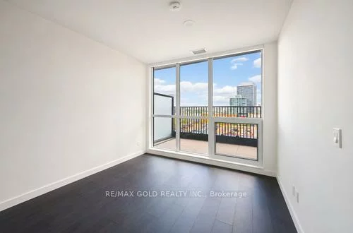 75, Billes, Bayview Village, Toronto