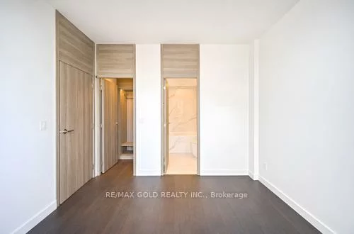 75, Billes, Bayview Village, Toronto