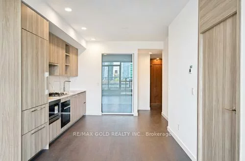 75, Billes, Bayview Village, Toronto