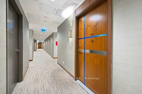 75, Billes, Bayview Village, Toronto