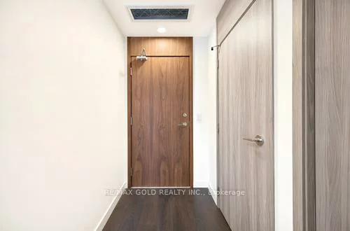 75, Billes, Bayview Village, Toronto