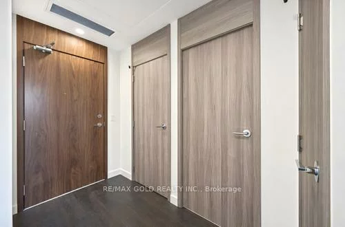 75, Billes, Bayview Village, Toronto
