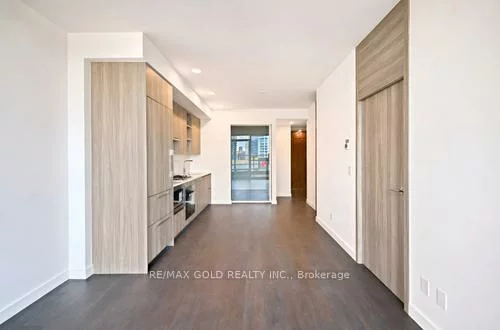75, Billes, Bayview Village, Toronto