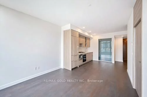 75, Billes, Bayview Village, Toronto
