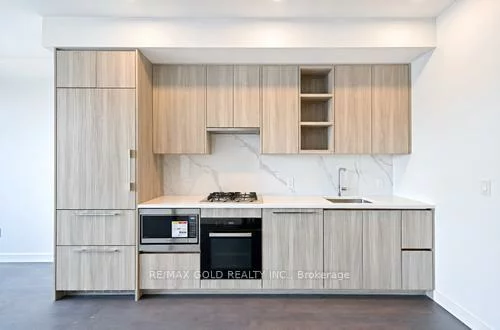 75, Billes, Bayview Village, Toronto