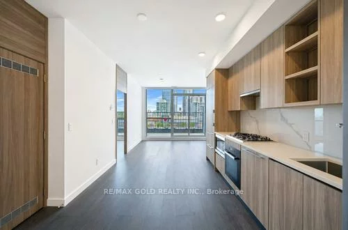 75, Billes, Bayview Village, Toronto