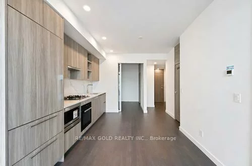 75, Billes, Bayview Village, Toronto