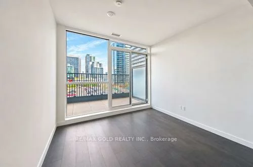 75, Billes, Bayview Village, Toronto