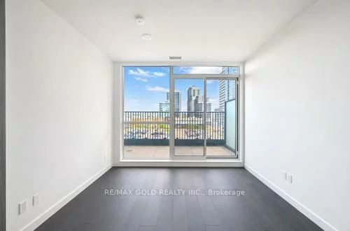 75, Billes, Bayview Village, Toronto