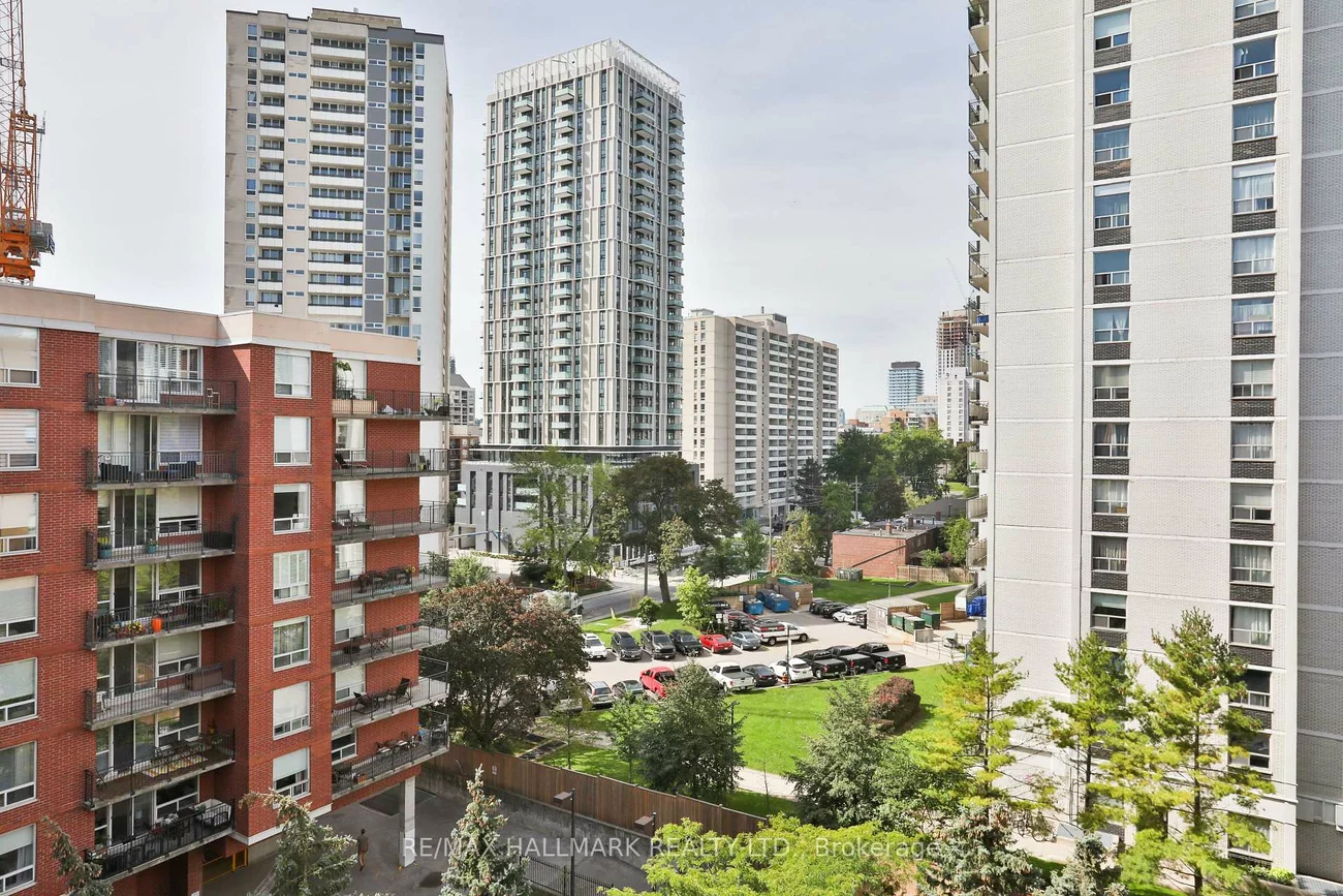 245, Davisville, Mount Pleasant West, Toronto