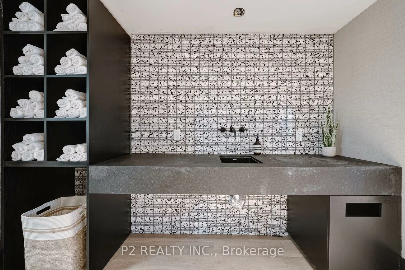 2, Forest Hill, Casa Loma, Toronto