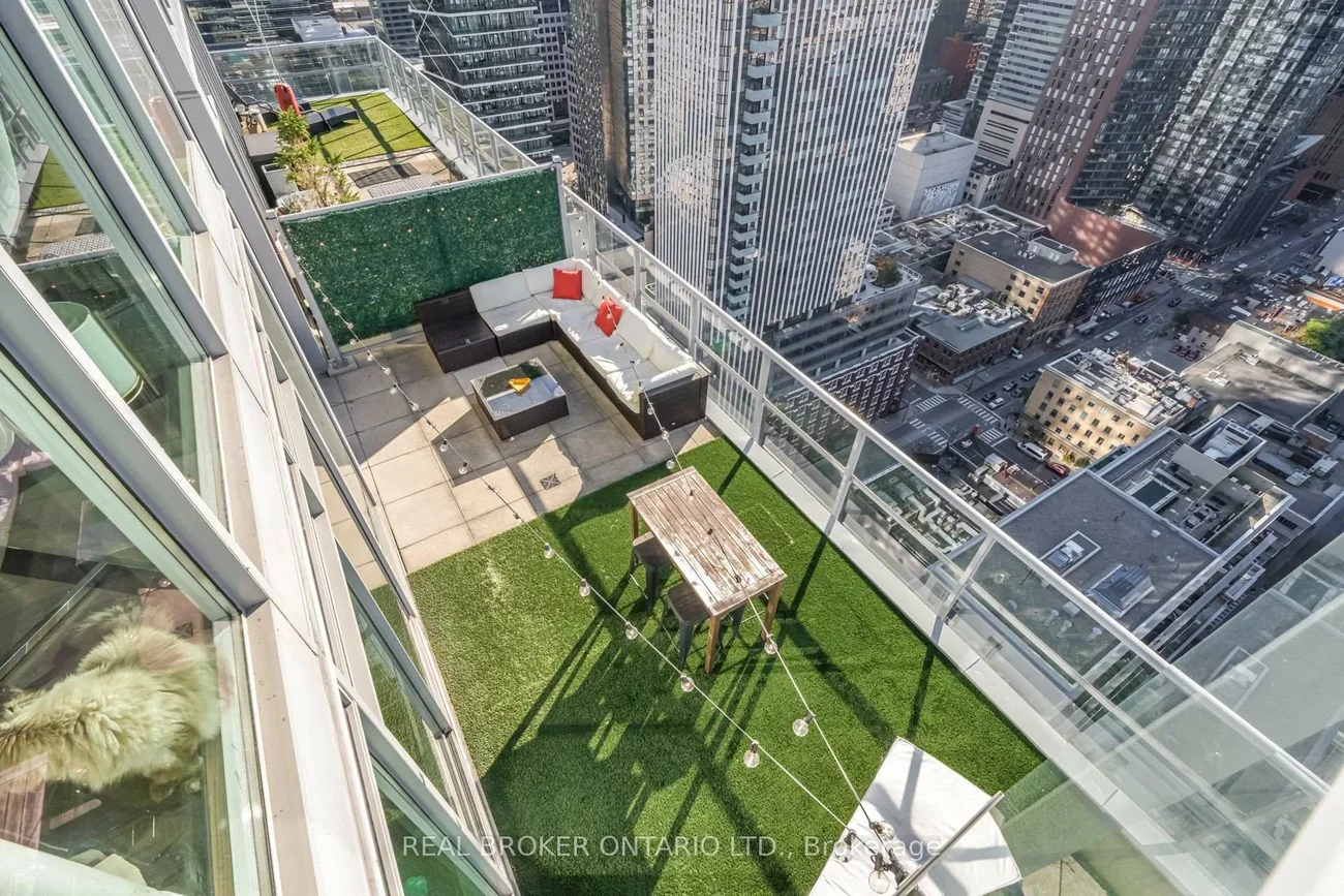 126, Simcoe, Waterfront Communities C1, Toronto