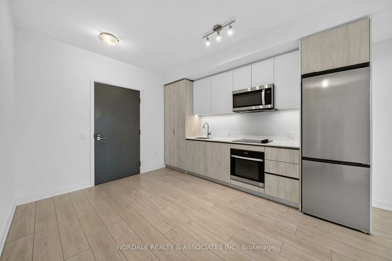 5858, Yonge, Newtonbrook West, Toronto