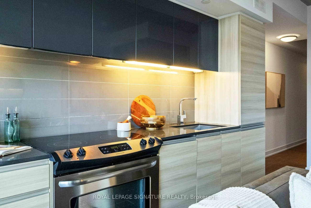 1190, Dundas, South Riverdale, Toronto