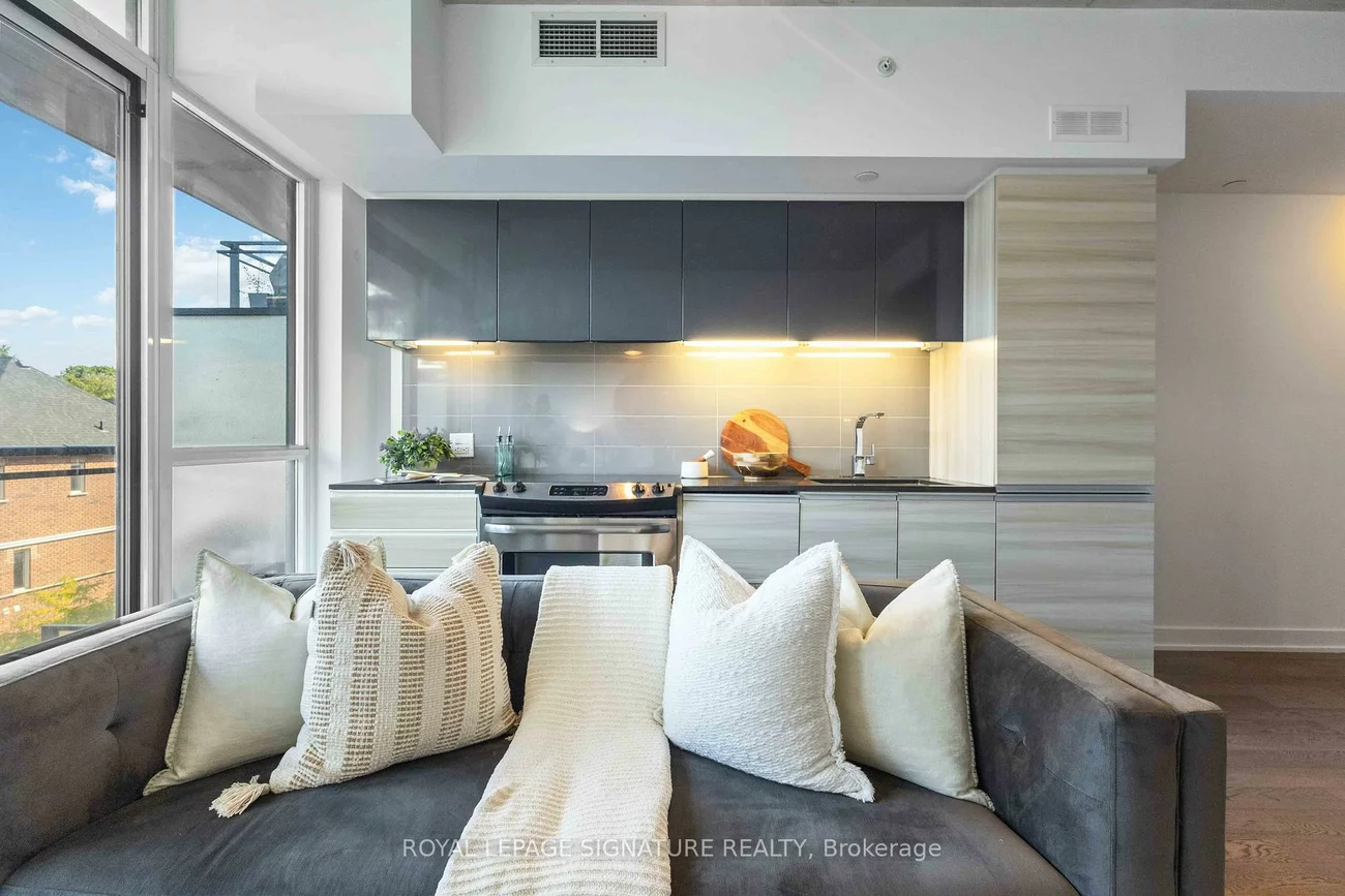 1190, Dundas, South Riverdale, Toronto