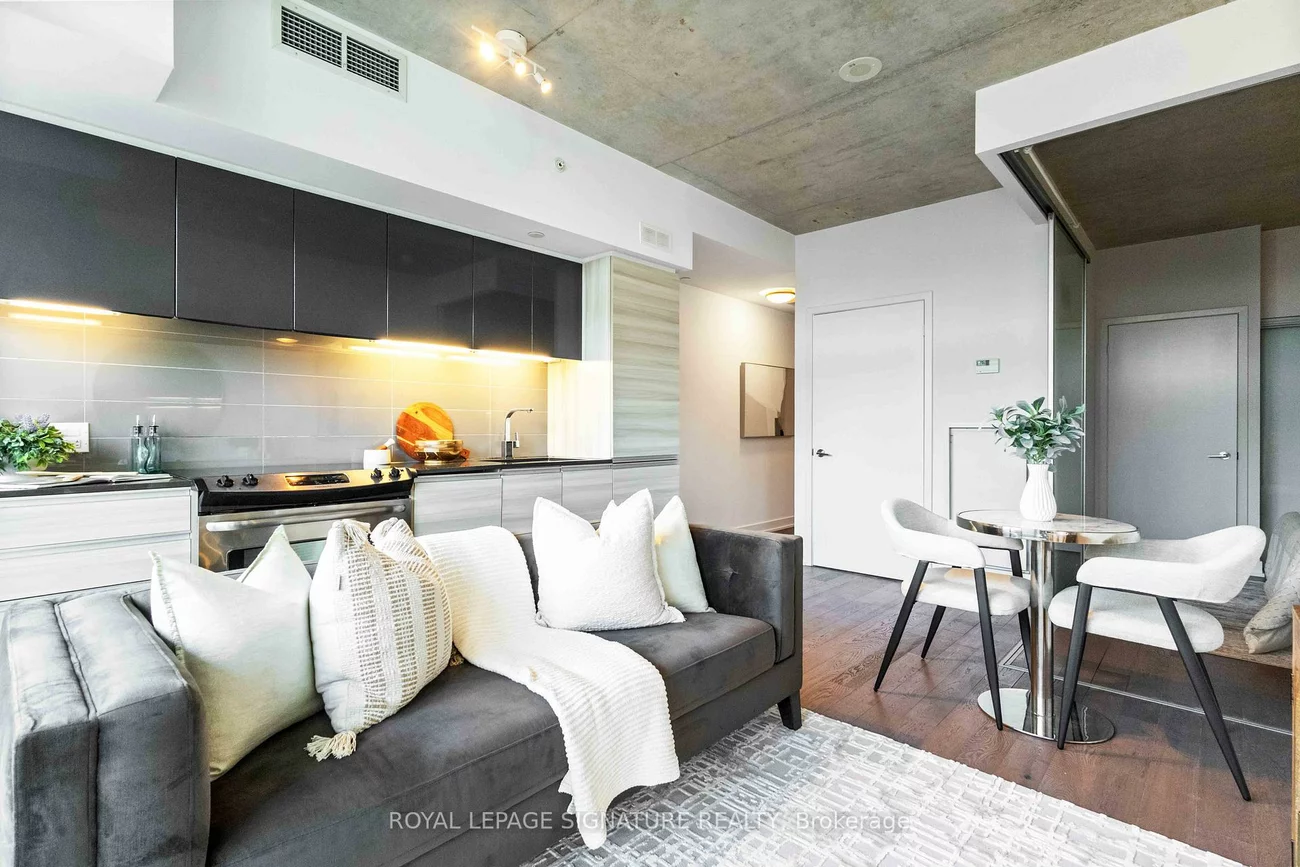 1190, Dundas, South Riverdale, Toronto